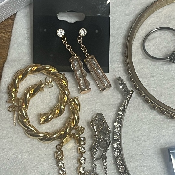 30 Piece Jewelry Lot - Picture 2 of 16